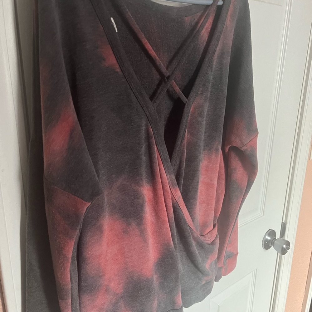 Tye-dye boutique open back cross cross sweatshirt